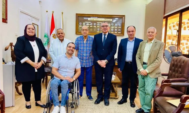 تجارة عين شمس تكرّم البطل العالمي هيثم عبد الشافي تقديراً لإنجازاته في السباحة
