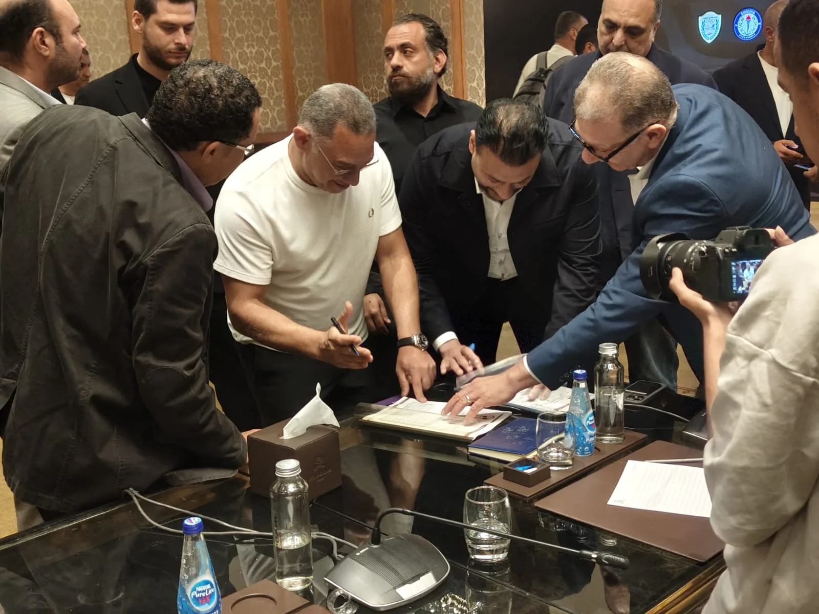 تجديد الثقة في الرابطة وإلغاء الهبوط: قرارات اجتماع مجلس الإدارة مع رؤساء الأندية تجديد الثقة في الرابطة وإلغاء الهبوط: قرارات اجتماع مجلس الإدارة مع رؤساء الأندية