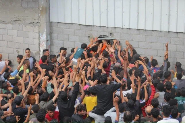تجمع العشائر الفلسطينية: كيفية توزيع المساعدات وسيلة لخداع سكان غزة تجمع العشائر الفلسطينية: كيفية توزيع المساعدات وسيلة لخداع سكان غزة