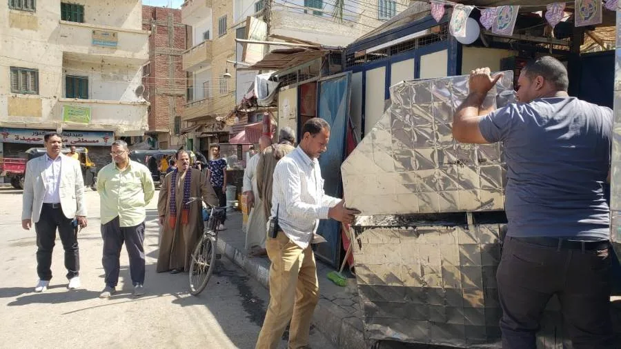 تحرير 35 محضرًا خلال حملة إشغالات مكبرة بمركز ديروط في أسيوط