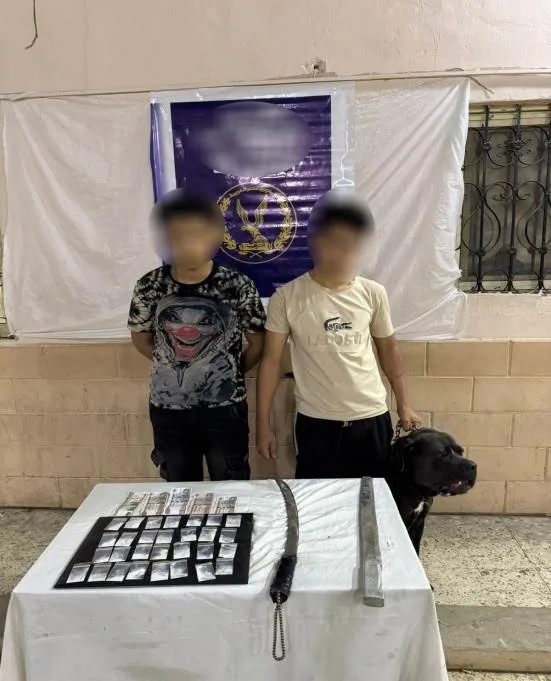 تحقيق حول فيديو يُظهر شخصين يمارسان البلطجة باستخدام سلاح أبيض وكلب في الجيزة “فيديو” تحقيق حول فيديو يُظهر شخصين يمارسان البلطجة باستخدام سلاح أبيض وكلب في الجيزة “فيديو”