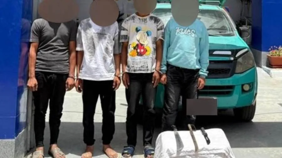 تحقيق في تفاصيل تداول فيديو يظهر أشخاصًا مسلحين بسكاكين يعتلون سيارة في أحد شوارع الشرقية تحقيق في تفاصيل تداول فيديو يظهر أشخاصًا مسلحين بسكاكين يعتلون سيارة في أحد شوارع الشرقية