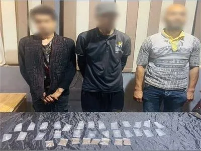 تحقيق في تفاصيل فيديو منتشر يظهر شخصين يتعاطيان المخدرات داخل حافلة في القليوبية.