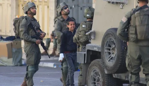 تحقيق يكشف عن استخدام الجيش الإسرائيلي للفلسطينيين كدروع بشرية في غزة: أوامر من القادة للبحث عن الأنفاق والمتفجرات. تحقيق يكشف عن استخدام الجيش الإسرائيلي للفلسطينيين كدروع بشرية في غزة: أوامر من القادة للبحث عن الأنفاق والمتفجرات.