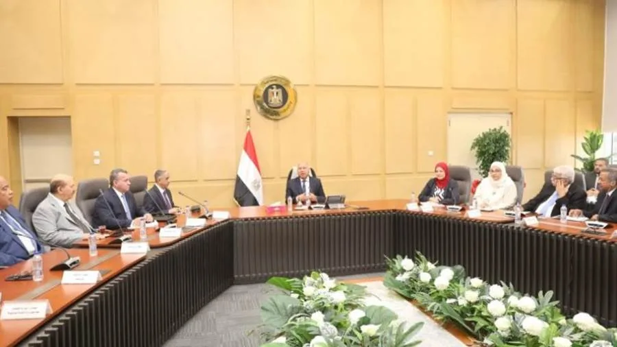 تحويل مصر إلى محور إقليمي: وزير الصناعة يلتقي بمصنّعي الحديد والمنتجين تحويل مصر إلى محور إقليمي: وزير الصناعة يلتقي بمصنّعي الحديد والمنتجين