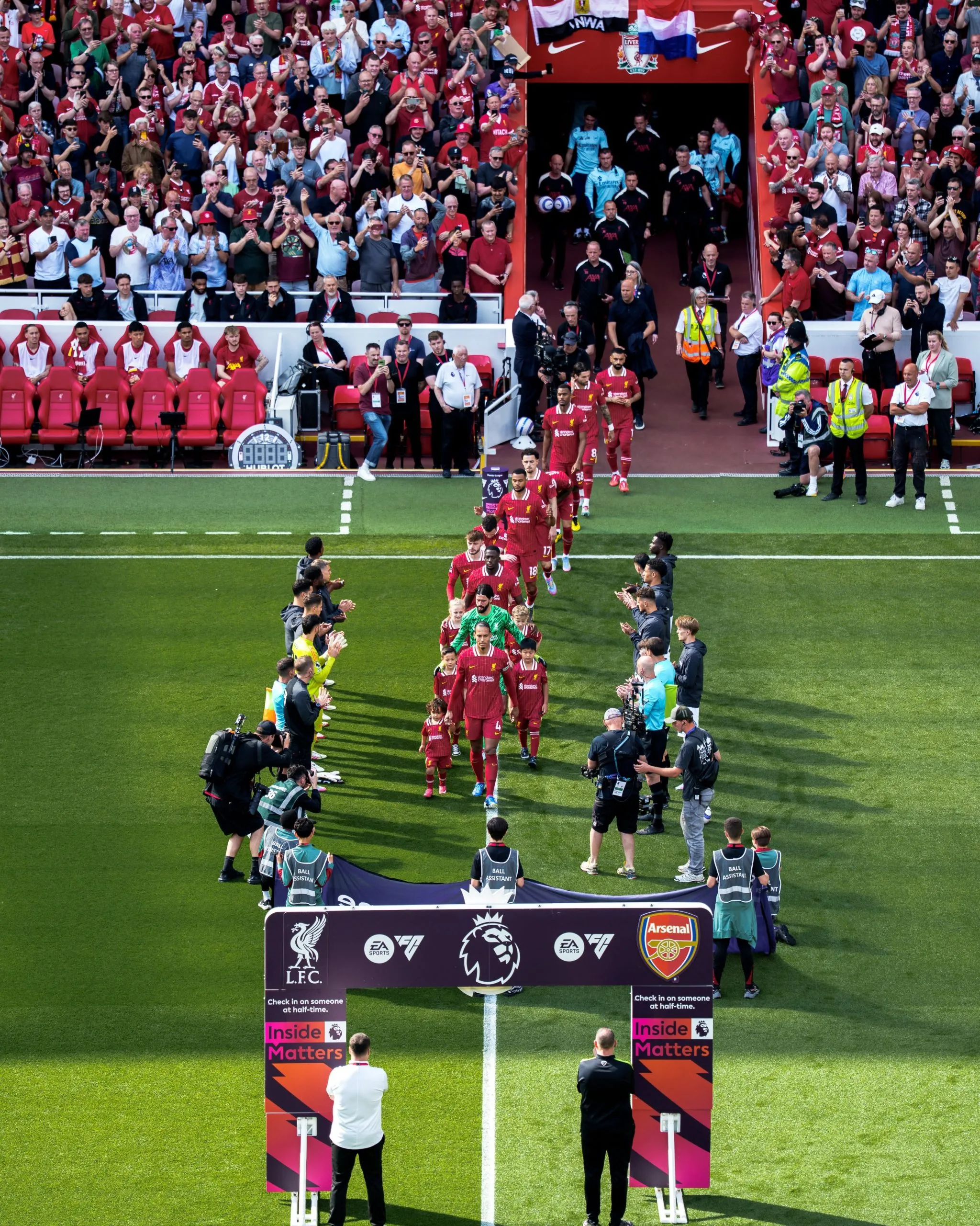 تحية الأبطال في آنفيلد.. أرسنال يقيم ممرًا شرفيًا لليفربول المتوج بلقب الدوري الإنجليزي