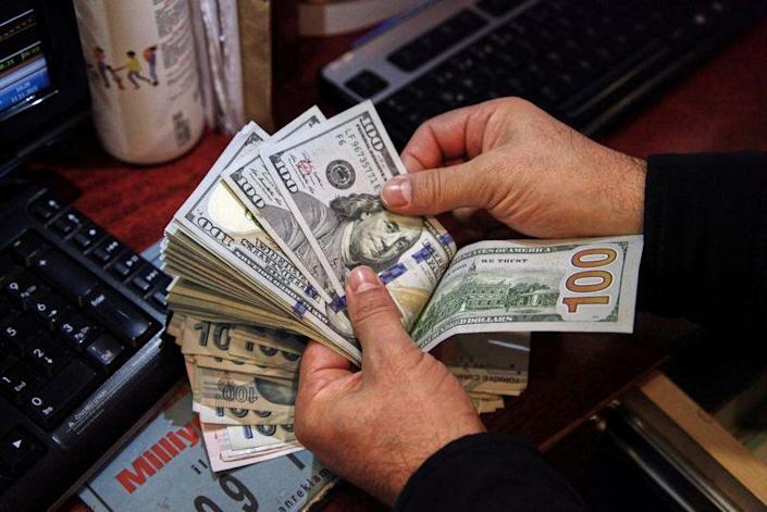 تراجع أسعار الدولار مقابل الجنيه بمنتصف تعاملات البنوك اليوم الأحد