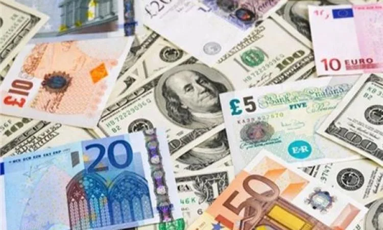 تراجع الدولار وارتفاع اليورو بعد تنصل ترامب من فرض رسوم جمركية على أوروبا تراجع الدولار وارتفاع اليورو بعد تنصل ترامب من فرض رسوم جمركية على أوروبا