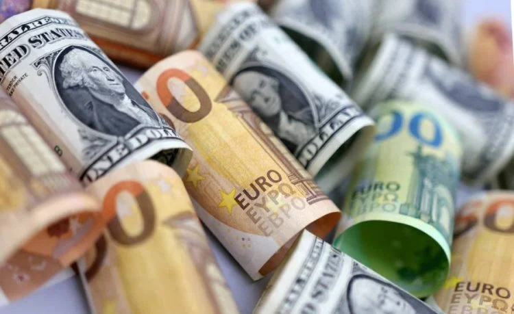 تراجع اليورو مع ارتفاع الدولار بعد قرار المحكمة الأمريكية بإلغاء رسوم ترامب الجمركية تراجع اليورو مع ارتفاع الدولار بعد قرار المحكمة الأمريكية بإلغاء رسوم ترامب الجمركية