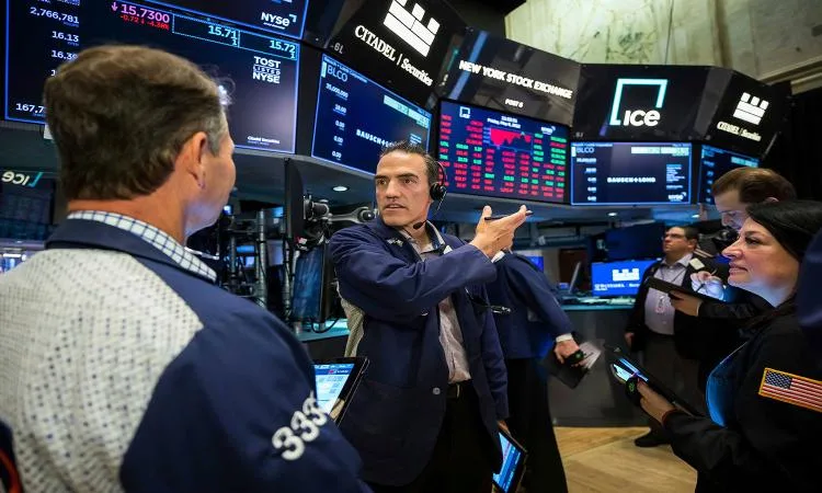 تراجع وول ستريت إثر تهديد ترامب بفرض رسوم جديدة على الاتحاد الأوروبي تراجع وول ستريت إثر تهديد ترامب بفرض رسوم جديدة على الاتحاد الأوروبي