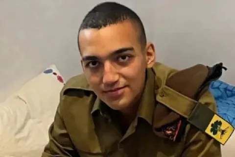ترامب: عيدان ألكسندر، الذي أطلق سراحه من قبل حماس، هو “آخر أسير أمريكي حي في غزة” ترامب: عيدان ألكسندر، الذي أطلق سراحه من قبل حماس، هو “آخر أسير أمريكي حي في غزة”