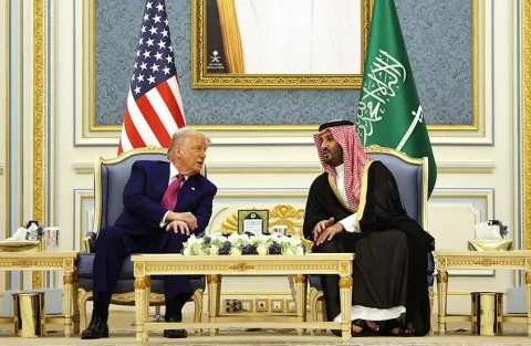 ترامب في السعودية: لماذا لم يتناول قهوتها ولماذا اختار ربطة عنق بنفسجية؟ غياب الملك السعودي وغياب زوجته وعائلته عن الزيارة. توقعات بعرض صفقات تفوق 100 مليار، وما الذي تريده الرياض منه، وهل سيكون لديه تفضيل للدوحة بعد هديتها “الطائرة”؟