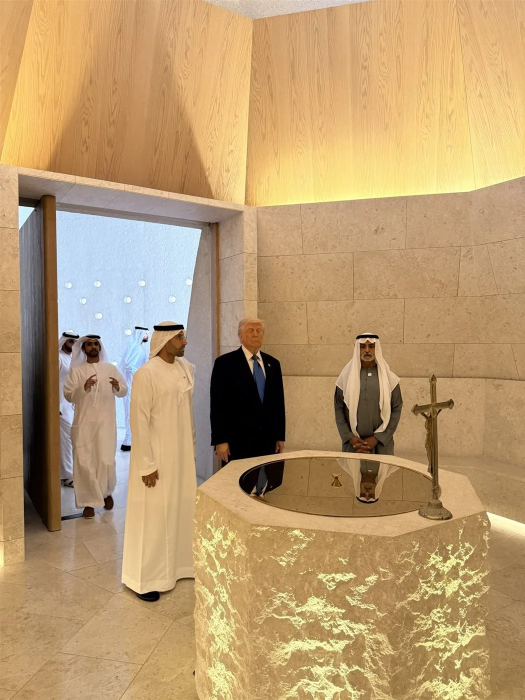 ترامب يتوجه إلى “بيت العائلة الإبراهيمية” في أبوظبي ترامب يتوجه إلى “بيت العائلة الإبراهيمية” في أبوظبي