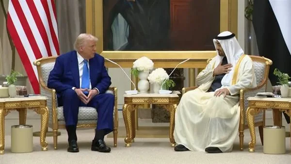 ترامب يثني على بن زايد: أنت شخصية عظيمة ويسعدني التواجد معك. ترامب يثني على بن زايد: أنت شخصية عظيمة ويسعدني التواجد معك.