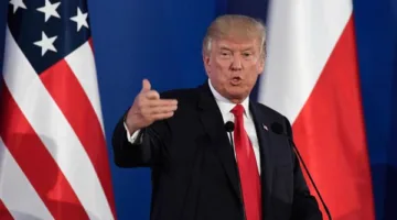 ترامب يحذر من فرض رسوم جمركية بنسبة 25% على منتجات آبل إذا لم تُصنع في الولايات المتحدة.