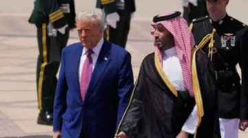 ترامب يشيد بجاذبية القادة العرب ويثني على حفاوتهم بعد جولة اتسمت بتودد ملحوظ وعقد صفقات بمليارات الدولارات.