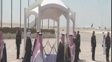 ترامب يصل الرياض في زيارته الخارجية الأولى واستقبال ولي العهد في الصفوف الأمامية