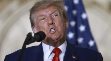 ترامب يلوح بفرض رسوم جمركية بنسبة 25% على آبل إذا لم تُصنِّع هواتفها في أمريكا
