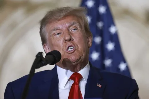 ترامب يلوح بفرض رسوم جمركية بنسبة 25% على آبل إذا لم تُصنِّع هواتفها في أمريكا ترامب يلوح بفرض رسوم جمركية بنسبة 25% على آبل إذا لم تُصنِّع هواتفها في أمريكا