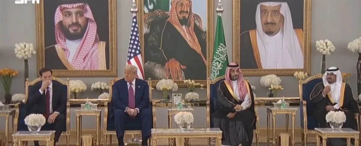 ترامب يمتنع عن شرب القهوة السعودية أثناء زيارته للرياض (فيديو)
