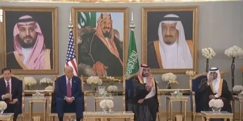 فيديو.. ترامب يستمتع بالقهوة السعودية ويتبادل الأحاديث الودية مع بن سلمان فيديو.. ترامب يستمتع بالقهوة السعودية ويتبادل الأحاديث الودية مع بن سلمان