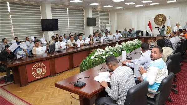 تسليم العقود للمتقدمين على 1000 فرصة عمل بالإمارات