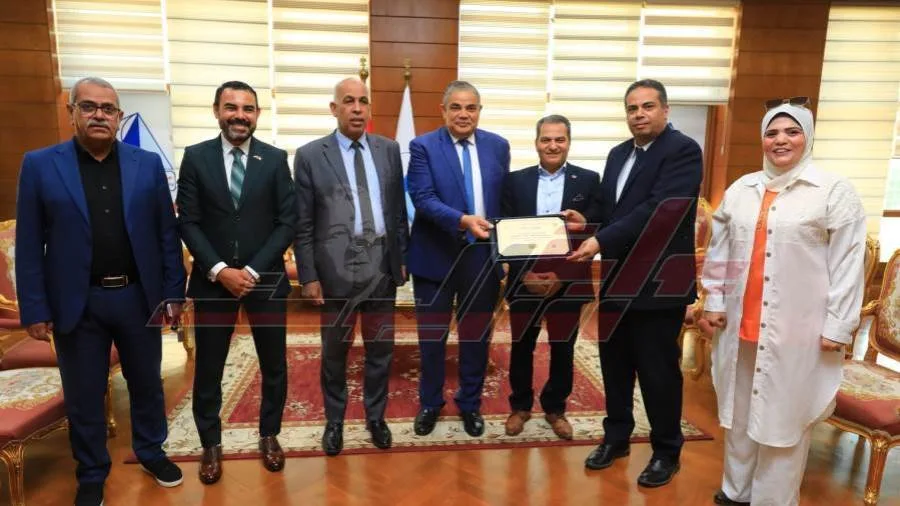 تسليم شهادة اعتماد برنامج علم النفس الاكلينكي بكلية الأداب بكفر الشيخ