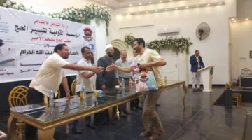 تسليم ملابس الإحرام لحجاج الجمعيات الأهلية من قبل تضامن البحر الأحمر