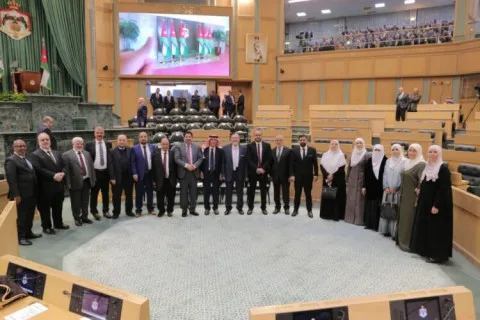 تشريع مفاجئ من كتلة الإسلاميين في البرلمان الأردني: مشروع قانون للعفو العام يظهر أمام الكاميرات في عيد الاستقلال، والحكومة قد ترفضه لأسباب مالية، والعرموطي يسلم الوثيقة إلى الصفدي. تشريع مفاجئ من كتلة الإسلاميين في البرلمان الأردني: مشروع قانون للعفو العام يظهر أمام الكاميرات في عيد الاستقلال، والحكومة قد ترفضه لأسباب مالية، والعرموطي يسلم الوثيقة إلى الصفدي.