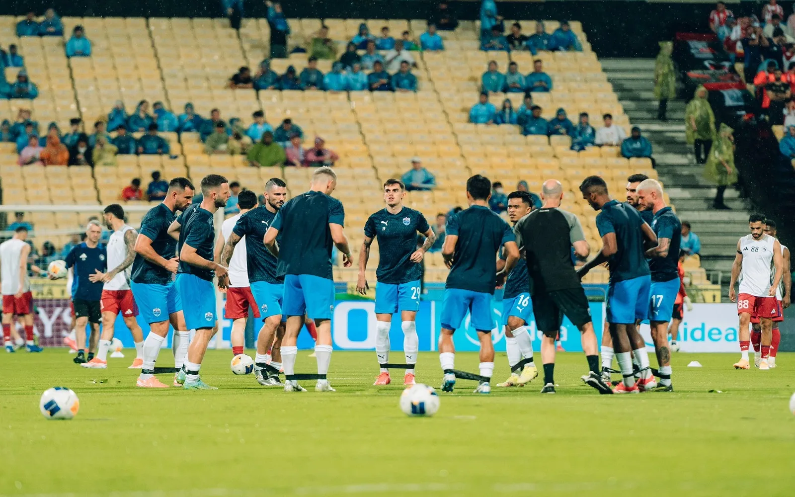 تصاعد التوتر قبل مباراة الشارقة وليون سيتي في نهائي دوري أبطال آسيا 2 تصاعد التوتر قبل مباراة الشارقة وليون سيتي في نهائي دوري أبطال آسيا 2