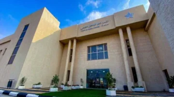تصحيح انحراف العمود الفقري لمريض في الثلاثينات دون الحاجة للجراحة في حفر الباطن