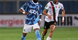 تصرف غير متوقع من نجم بيراميدز تجاه لاعب صن داونز قبل المباراة النهائية في أفريقيا