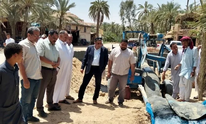 تطهير عين كليوباترا بواحة سيوة استعدادًا لموسم السياحة العلاجية