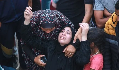 تطورات مؤلمة في غزة: 61 شهيدًا جراء مجازر مروعة وإدخال 100 شاحنة مساعدات في ظل تزايد المجاعة، والجيش الإسرائيلي يرسل وحدة جديدة للقتال في شمال القطاع تطورات مؤلمة في غزة: 61 شهيدًا جراء مجازر مروعة وإدخال 100 شاحنة مساعدات في ظل تزايد المجاعة، والجيش الإسرائيلي يرسل وحدة جديدة للقتال في شمال القطاع