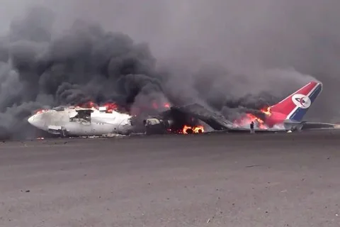 تعليق كل الرحلات في مطار صنعاء بعد “أضرار فادحة” ناجمة عن الضربات الإسرائيلية