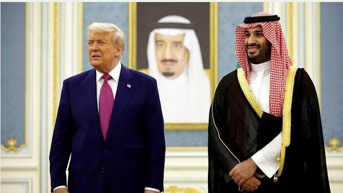 تفسيرات زيارة ترامب: أسباب تغير العلاقات بين الشرع والولايات المتحدة ونظرة اقتصادية إلى الخليج تفسيرات زيارة ترامب: أسباب تغير العلاقات بين الشرع والولايات المتحدة ونظرة اقتصادية إلى الخليج