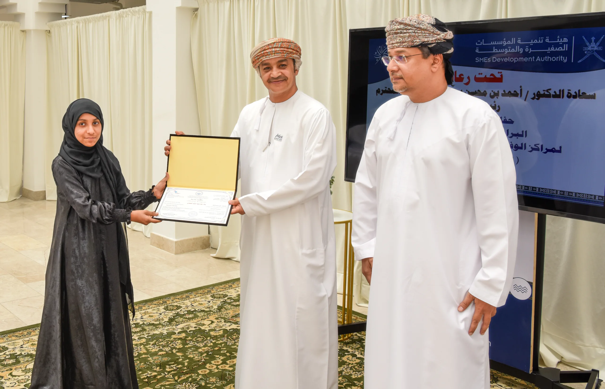تقدير خريجي الدورات التدريبية الحرفية لمنتسبي مراكز الوفاء في محافظة ظفار تقدير خريجي الدورات التدريبية الحرفية لمنتسبي مراكز الوفاء في محافظة ظفار
