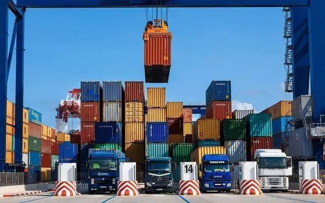 تقلص العجز في الميزان التجاري بنسبة 29.1% ليصل إلى 2.33 مليار دولار في فبراير.