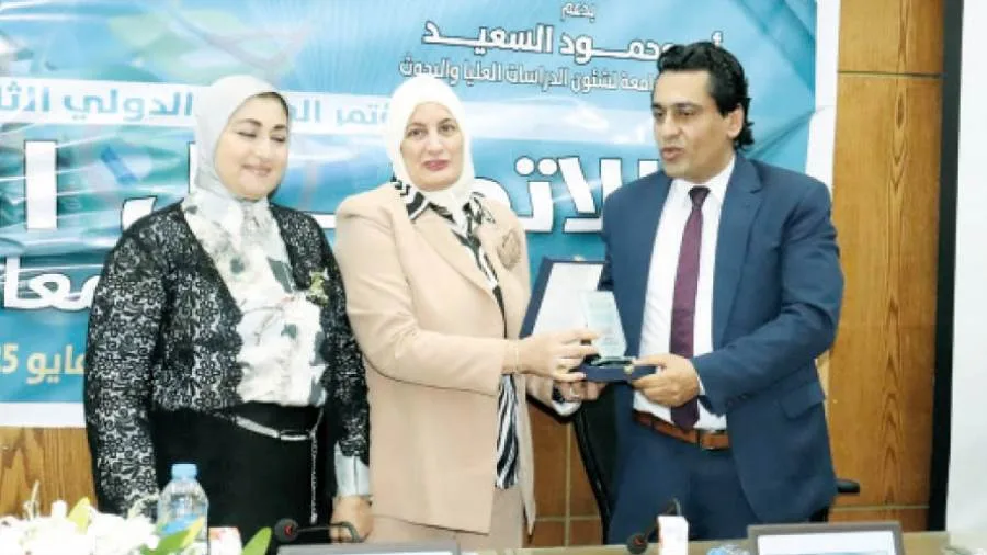 تكريم الكاتب الصحفى أيمن عبدالمجيد فى المؤتمر الدولى الثلاثين للاتصال الصحى