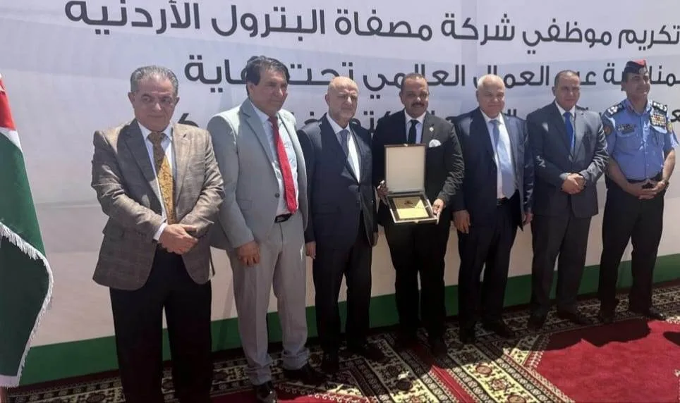 تكريم رئيس نقابة المرافق العامة لتعزيز العلاقات الثنائية على مستوى المنظمات النقابية