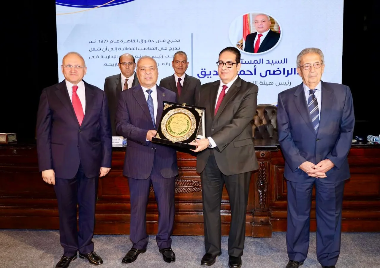 تكريم رئيس هيئة النيابة الإدارية باحتفالية كلية الحقوق بجامعة القاهرة .. صور