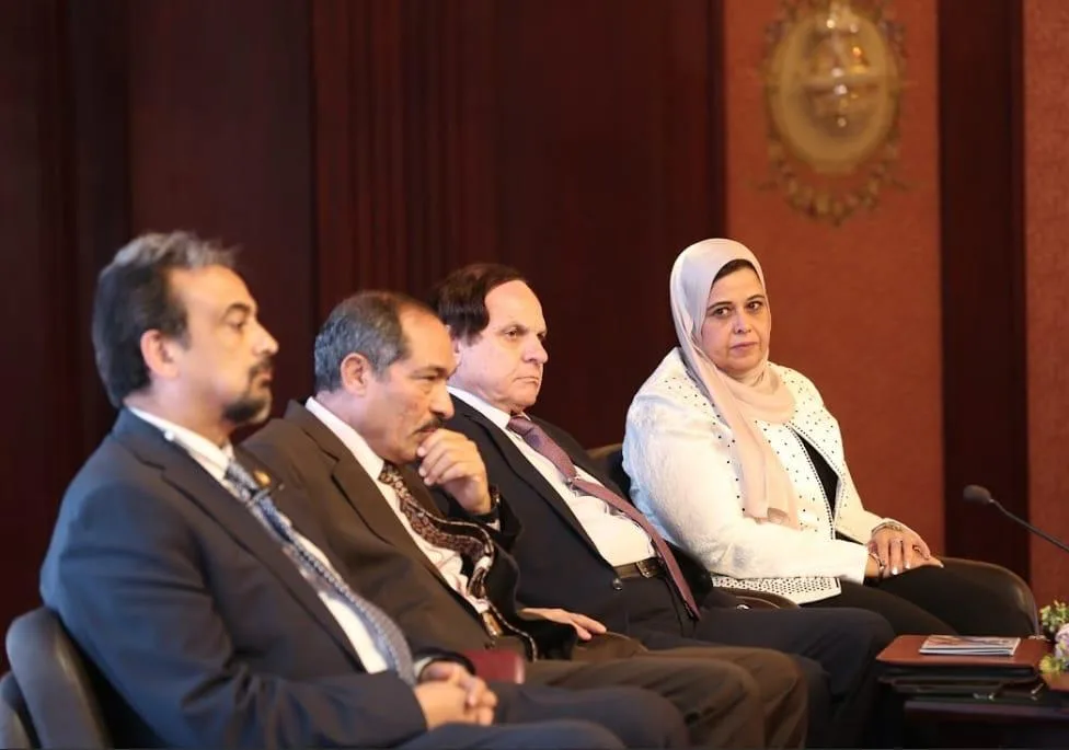 تكريم نائب وزير الصحة خلال المؤتمر العلمي الثامن لمعهد الإعلام العالي الدولي بالشروق