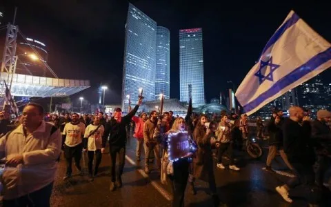 تل أبيب: عشرات المحتجين يدخلون مقار حزب الليكود الحاكم بالقوة تل أبيب: عشرات المحتجين يدخلون مقار حزب الليكود الحاكم بالقوة