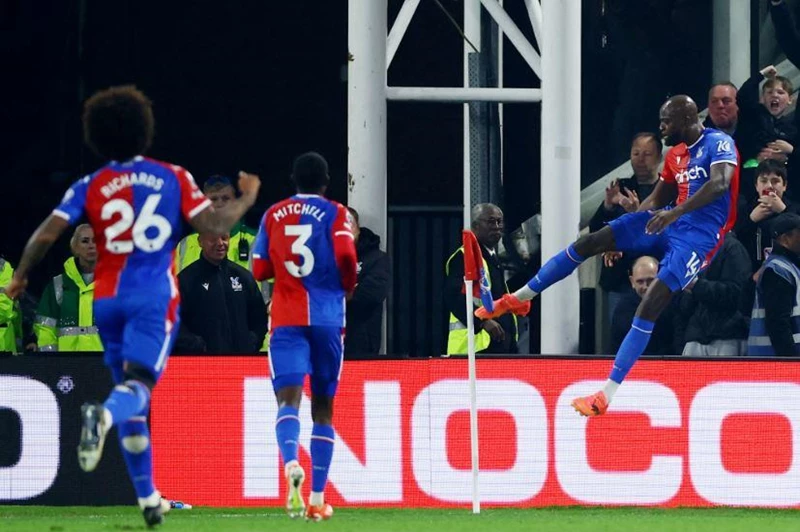 تنافس شديد بين ليفربول وتشيلسي على نجم كريستال بالاس تنافس شديد بين ليفربول وتشيلسي على نجم كريستال بالاس