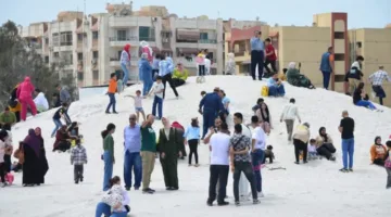 توافد الناس إلى جبال الملح في بورفؤاد واستمرار رحلات اليوم الواحد | صور