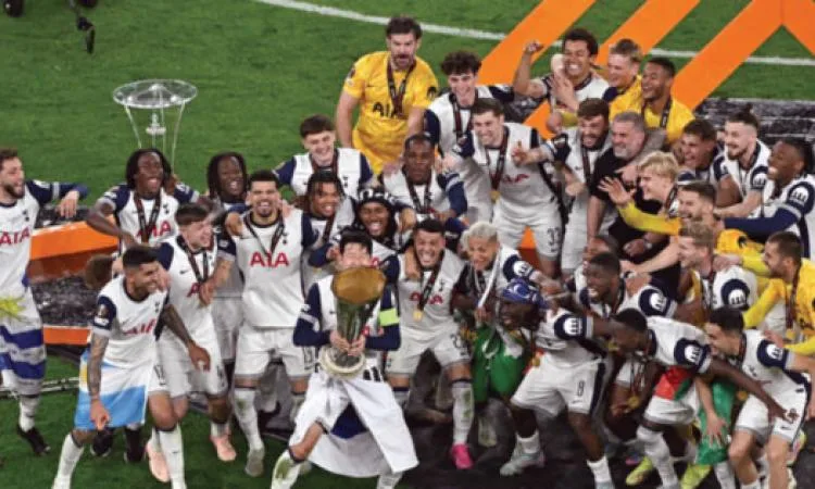 توتنهام يتوج بلقب الدوري الأوروبي بعد انتصاره على مانشستر يونايتد توتنهام يتوج بلقب الدوري الأوروبي بعد انتصاره على مانشستر يونايتد