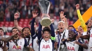 توتنهام يحيي فوزهم بلقب الدوري الأوروبي في عرض بحافلة مفتوحة