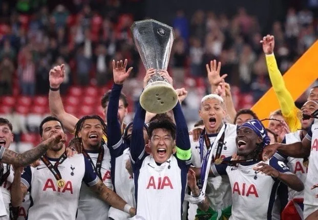توتنهام يحيي فوزهم بلقب الدوري الأوروبي في عرض بحافلة مفتوحة توتنهام يحيي فوزهم بلقب الدوري الأوروبي في عرض بحافلة مفتوحة