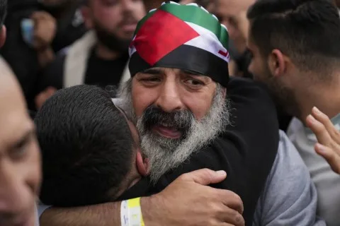توجيهات إسرائيلية لإعدام قادة الأسرى الفلسطينيين في السجون.. وحركة “فتح” تصدر تحذيراً وتطالب بتحقيق دولي عاجل. توجيهات إسرائيلية لإعدام قادة الأسرى الفلسطينيين في السجون.. وحركة “فتح” تصدر تحذيراً وتطالب بتحقيق دولي عاجل.