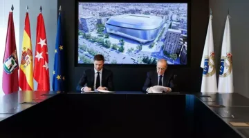 توقيع الاتفاقيات وتقديم هدية تذكارية.. ريال مدريد يعرّف عن تشابي ألونسو (صور)